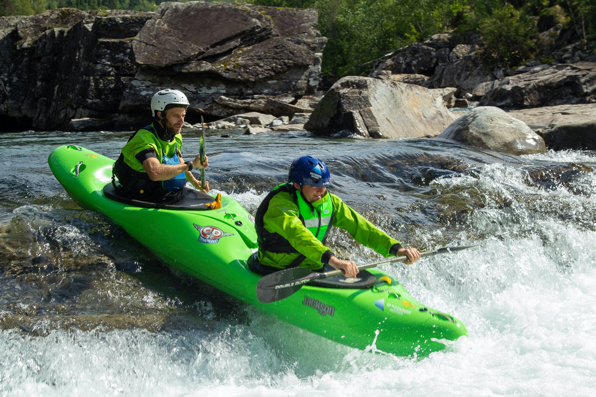 Esperienza di kayak in tandem su un fiume di acque bianche