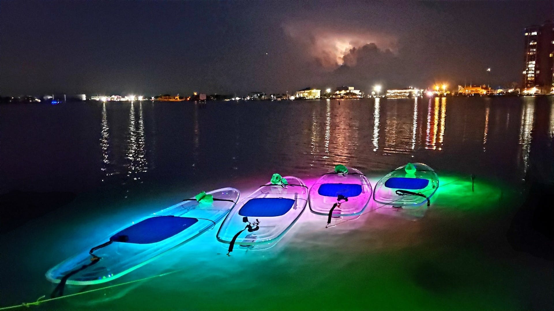 Pensacola Beach si illumina di notte in stand up paddle board