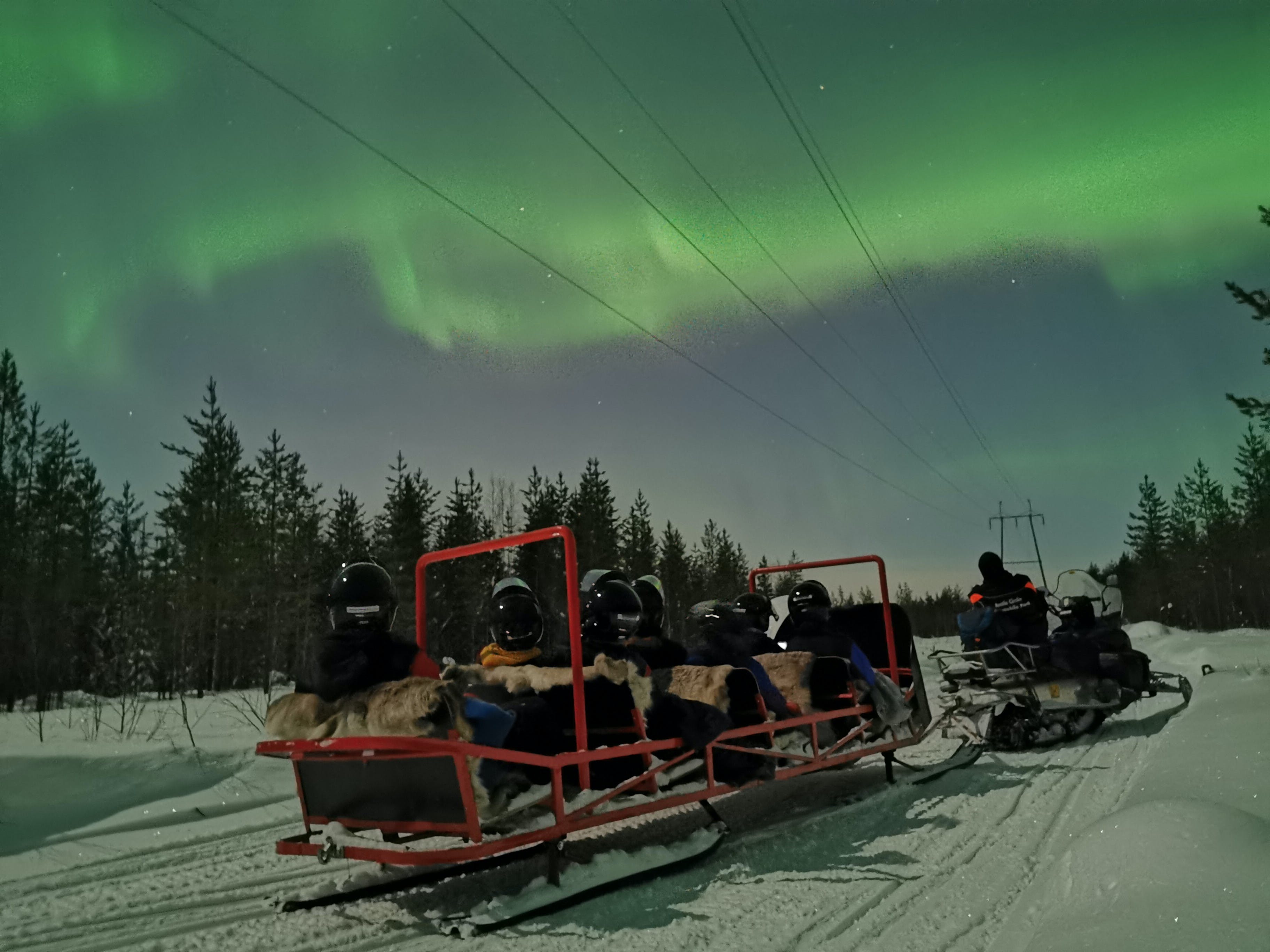 Giro in slitta dell'aurora boreale in motoslitta