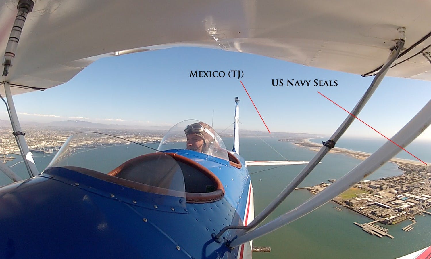 Volo di formazione del biplano di San Diego